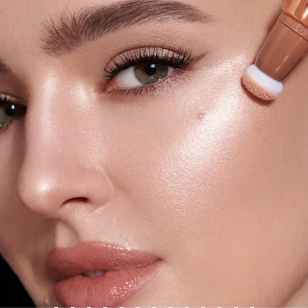 Charlotte Tilbury Hollywood Beauty Light Wand in Spotlight - Picture 3 of 14